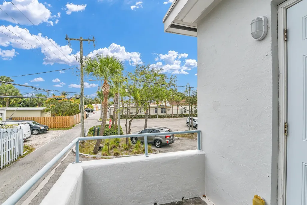 820 N Dixie Highway Lake Worth Beach FL 33460