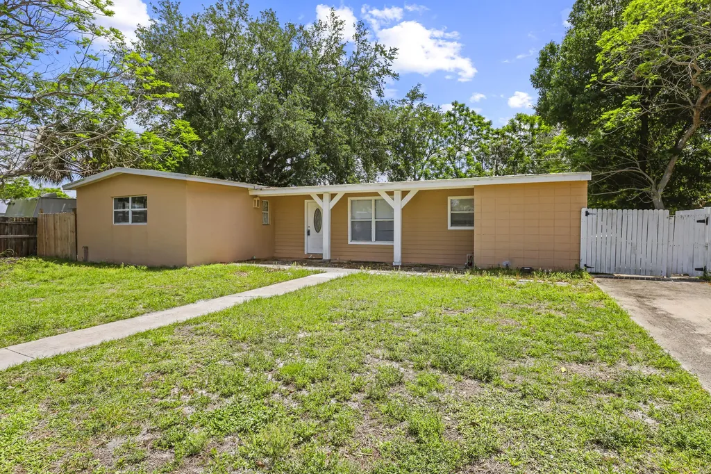 180 SE Serenata Court Port St Lucie FL 34983