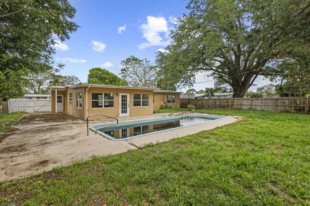 180 SE Serenata Court Port St Lucie FL 34983