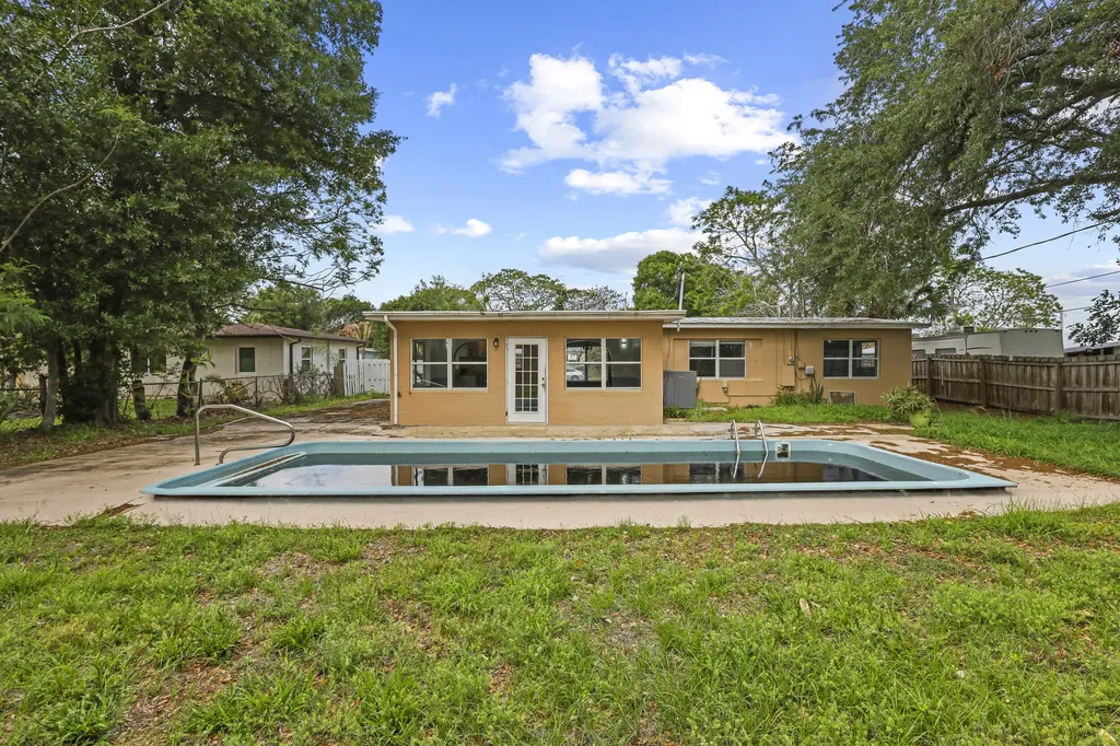180 SE Serenata Court Port St Lucie FL 34983