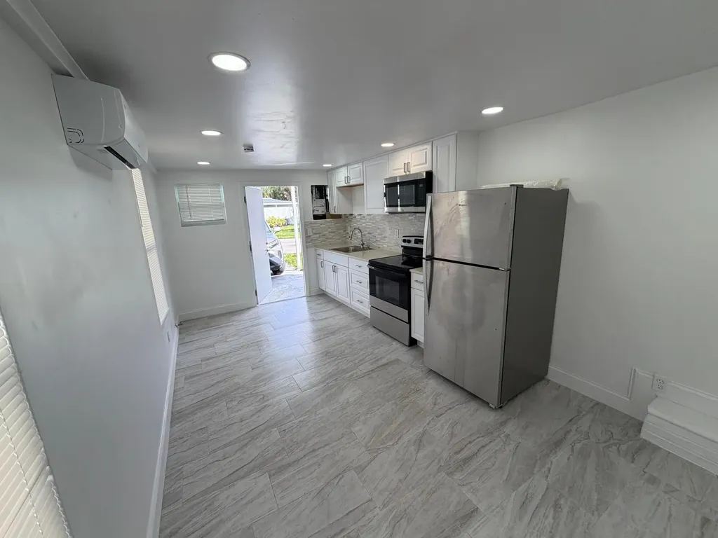 8717 SW 16th Place Davie FL 33324