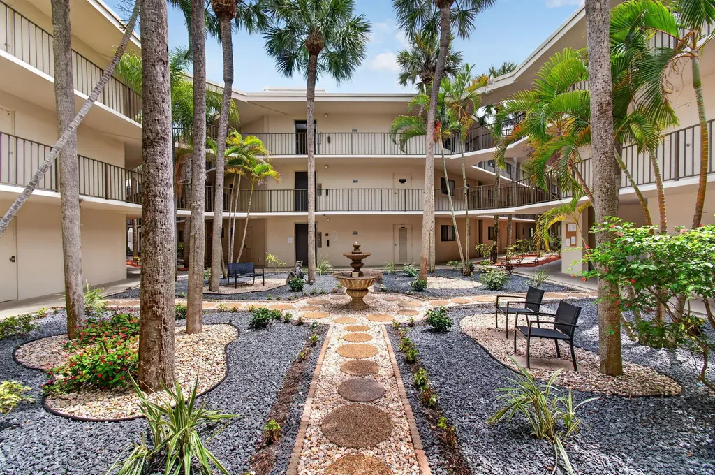 5340 Las Verdes Cr Las Verdes Circle Delray Beach FL 33484