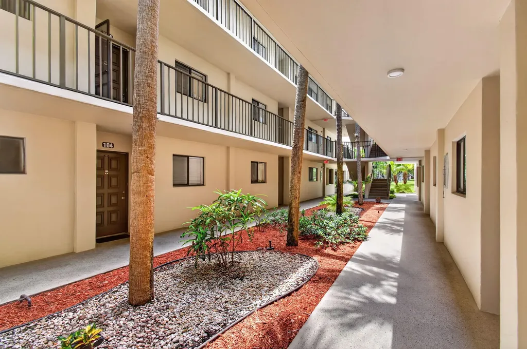 5340 Las Verdes Cr Las Verdes Circle Delray Beach FL 33484