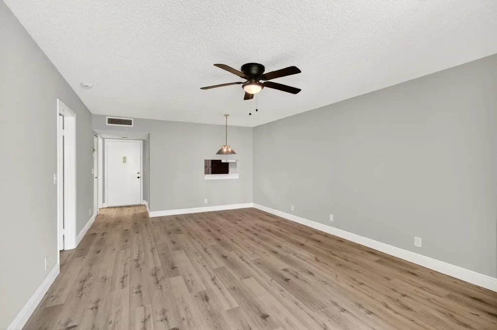 5340 Las Verdes Cr Las Verdes Circle Delray Beach FL 33484