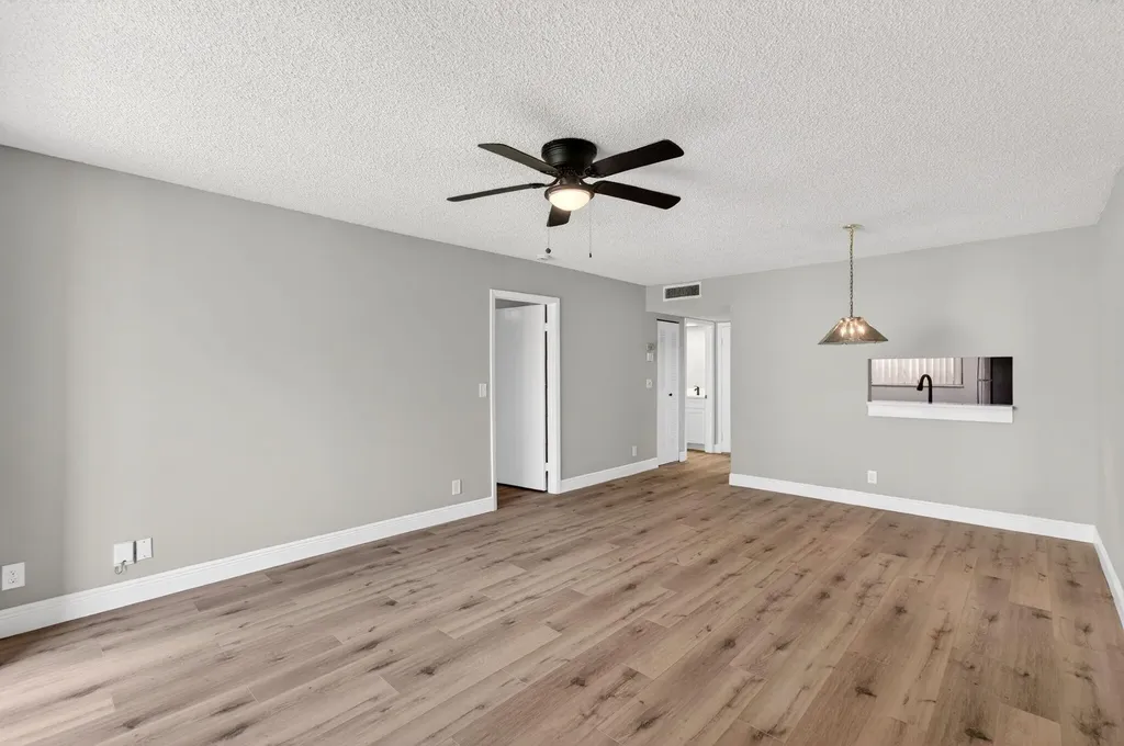 5340 Las Verdes Cr Las Verdes Circle Delray Beach FL 33484