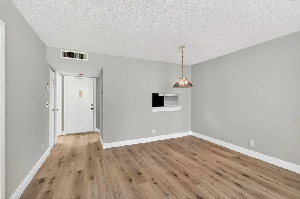 5340 Las Verdes Cr Las Verdes Circle Delray Beach FL 33484