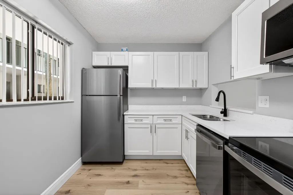 5340 Las Verdes Cr Las Verdes Circle Delray Beach FL 33484