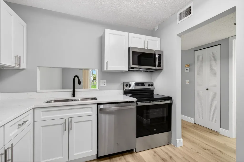 5340 Las Verdes Cr Las Verdes Circle Delray Beach FL 33484