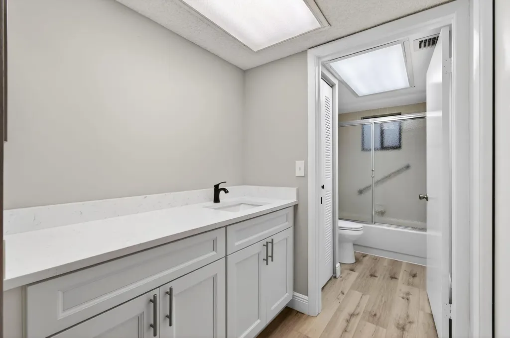 5340 Las Verdes Cr Las Verdes Circle Delray Beach FL 33484