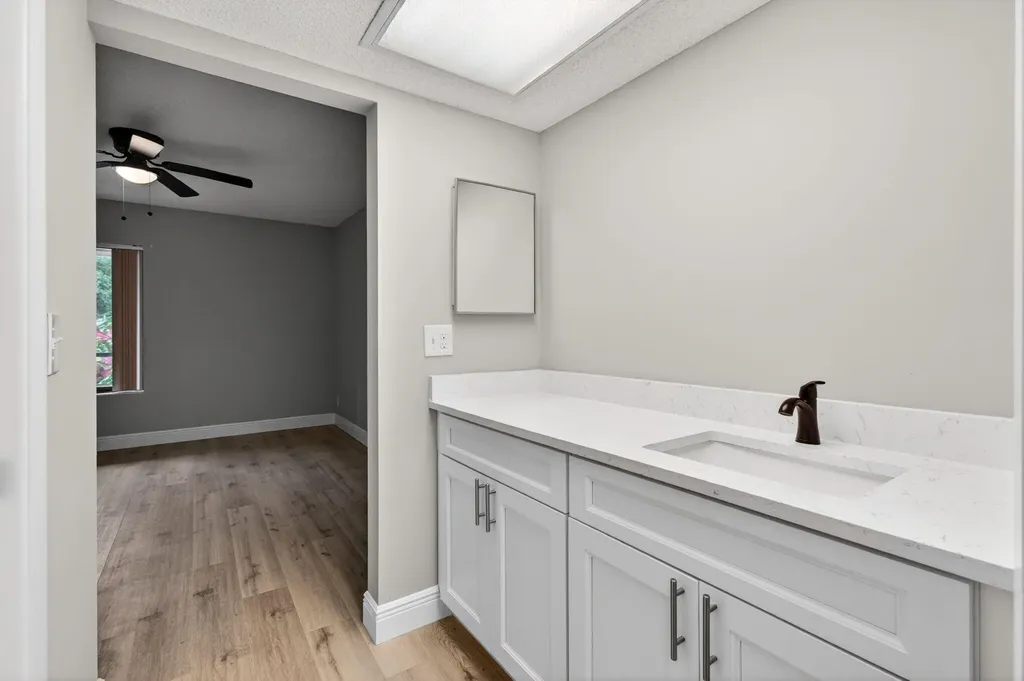 5340 Las Verdes Cr Las Verdes Circle Delray Beach FL 33484
