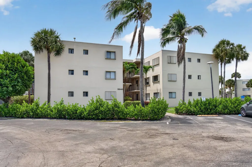 5340 Las Verdes Cr Las Verdes Circle Delray Beach FL 33484