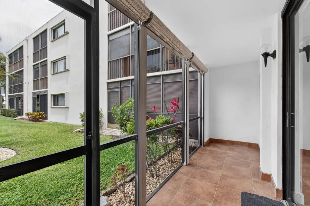 5340 Las Verdes Cr Las Verdes Circle Delray Beach FL 33484