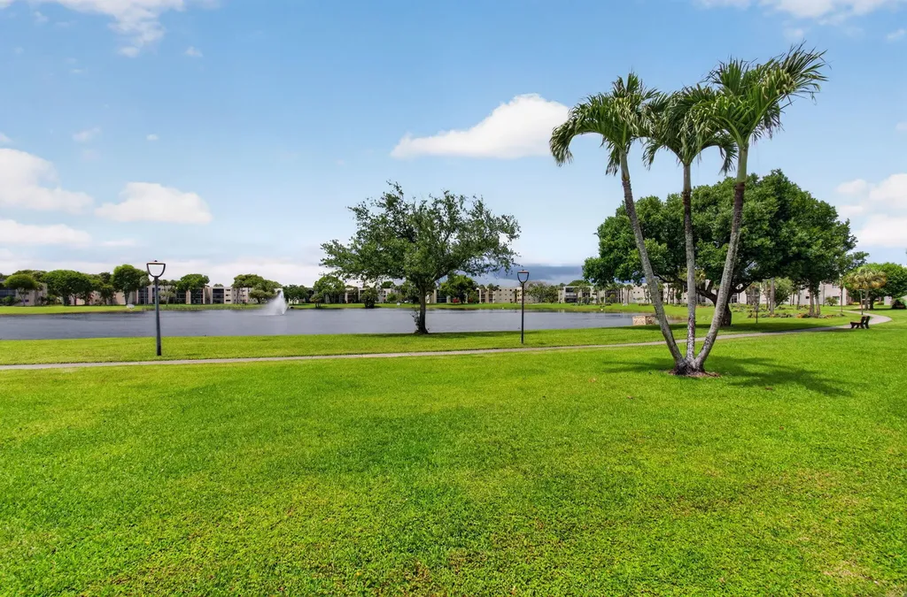 5340 Las Verdes Cr Las Verdes Circle Delray Beach FL 33484