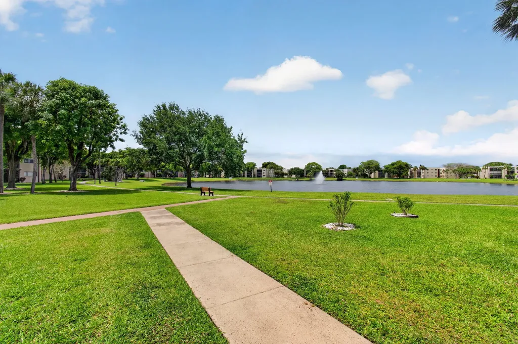 5340 Las Verdes Cr Las Verdes Circle Delray Beach FL 33484