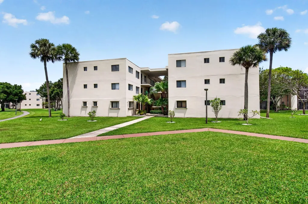 5340 Las Verdes Cr Las Verdes Circle Delray Beach FL 33484