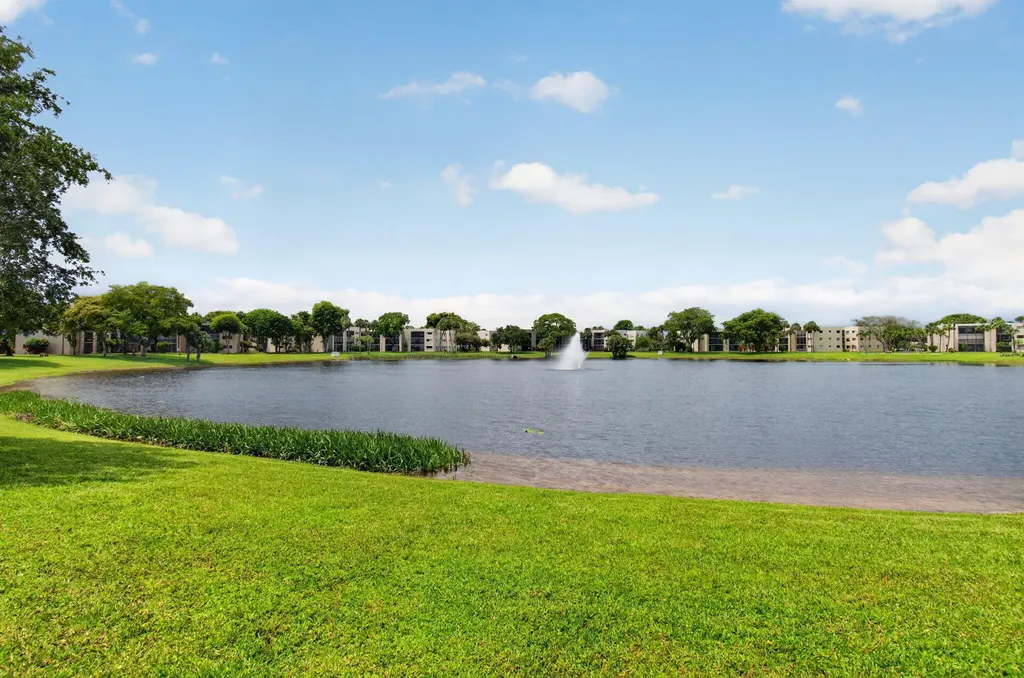 5340 Las Verdes Cr Las Verdes Circle Delray Beach FL 33484