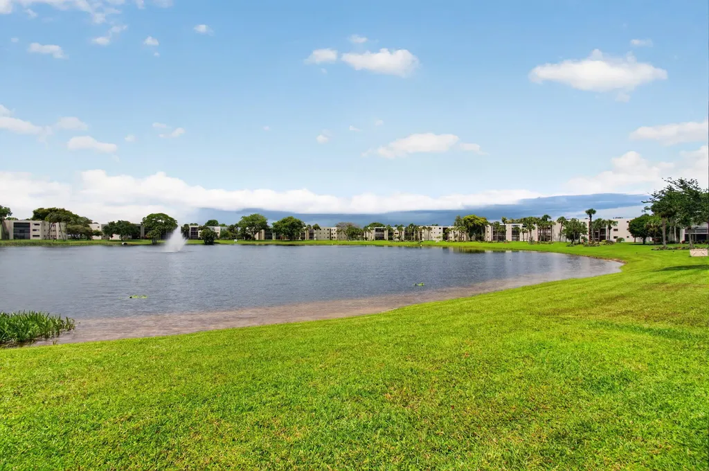 5340 Las Verdes Cr Las Verdes Circle Delray Beach FL 33484