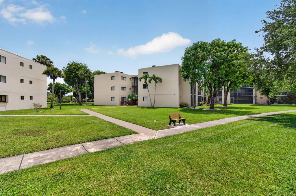5340 Las Verdes Cr Las Verdes Circle Delray Beach FL 33484