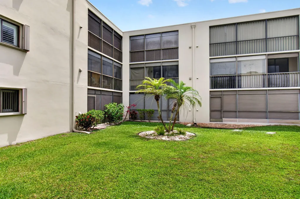 5340 Las Verdes Cr Las Verdes Circle Delray Beach FL 33484