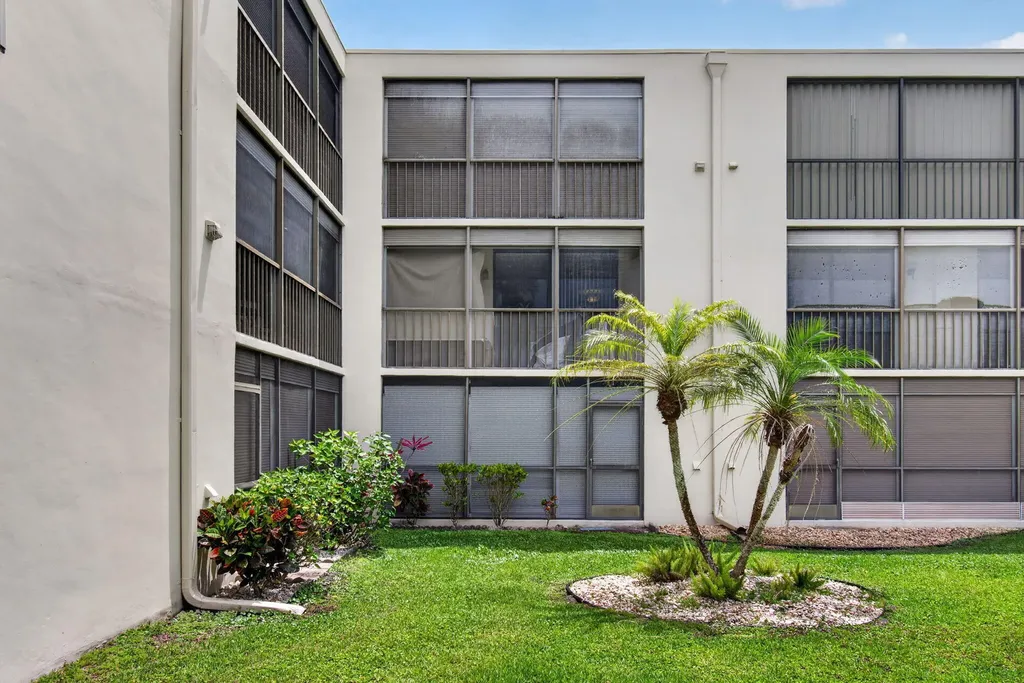 5340 Las Verdes Cr Las Verdes Circle Delray Beach FL 33484