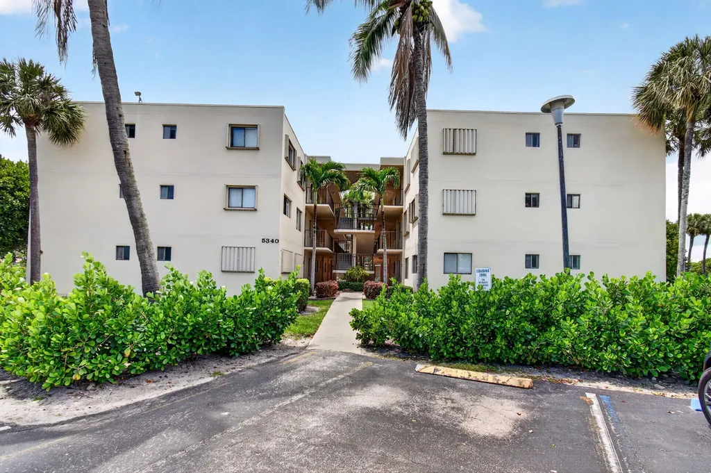 5340 Las Verdes Cr Las Verdes Circle Delray Beach FL 33484