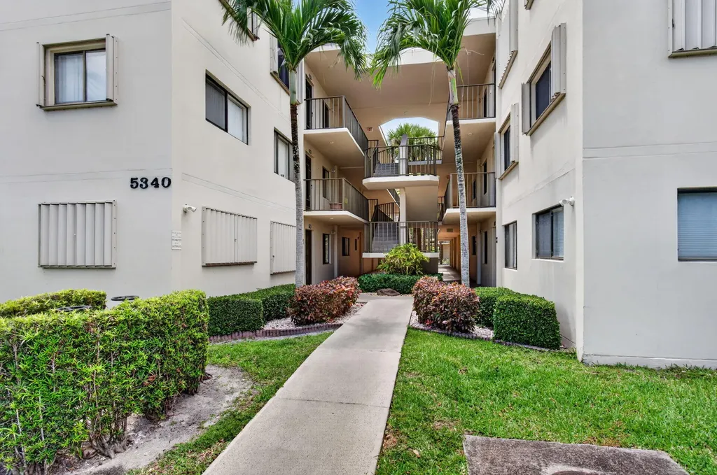 5340 Las Verdes Cr Las Verdes Circle Delray Beach FL 33484