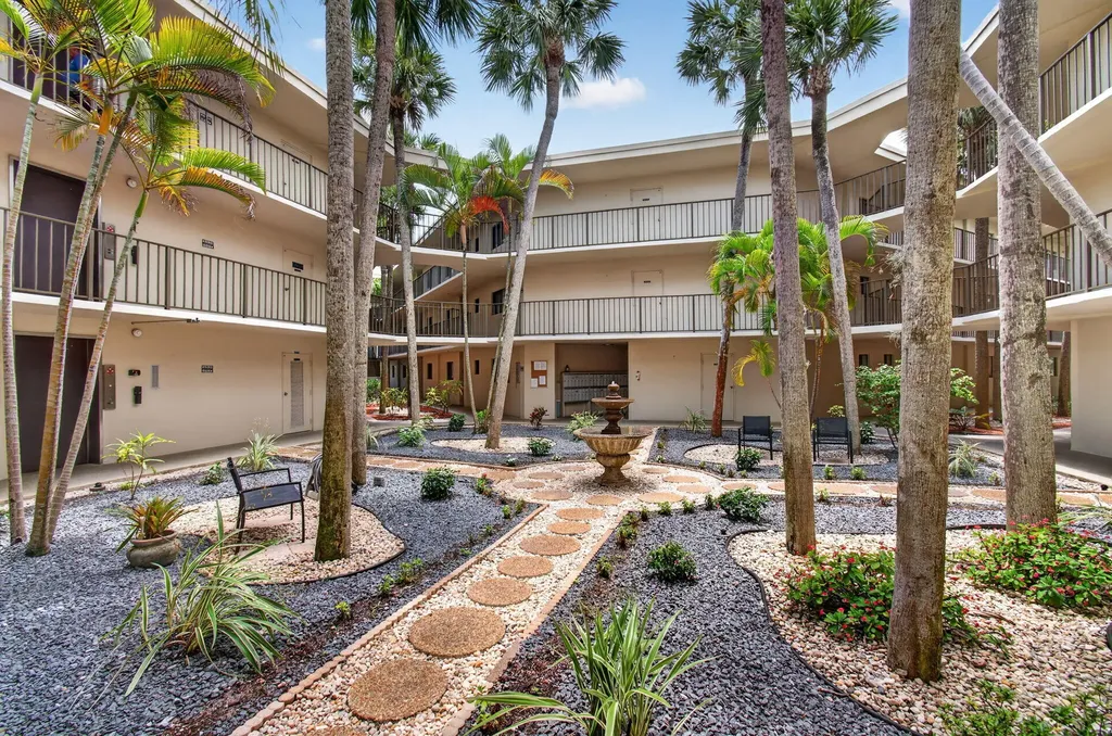 5340 Las Verdes Cr Las Verdes Circle Delray Beach FL 33484