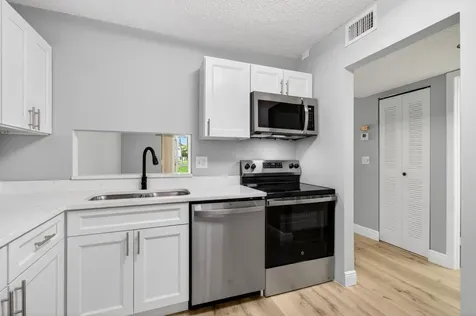 5340 Las Verdes Cr Las Verdes Circle Delray Beach FL 33484