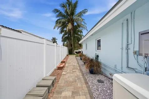380 SE 5th Avenue Pompano Beach FL 33060