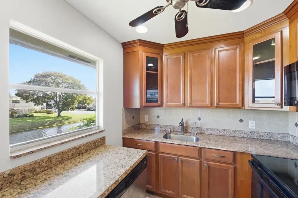 384 Saxony H Delray Beach FL 33446