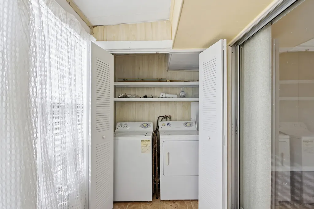 384 Saxony H Delray Beach FL 33446