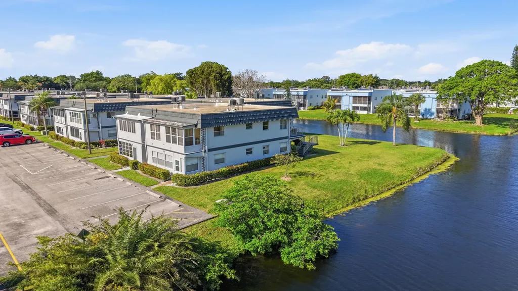 384 Saxony H Delray Beach FL 33446