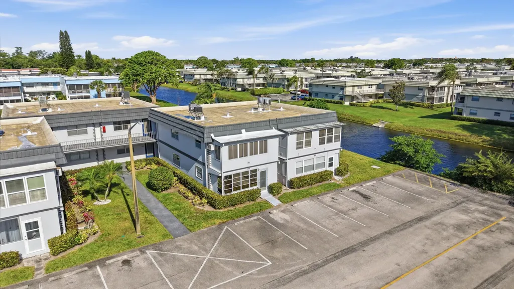 384 Saxony H Delray Beach FL 33446