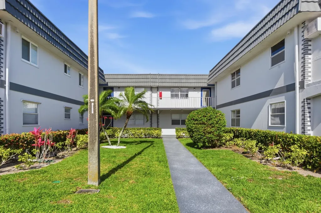 384 Saxony H Delray Beach FL 33446