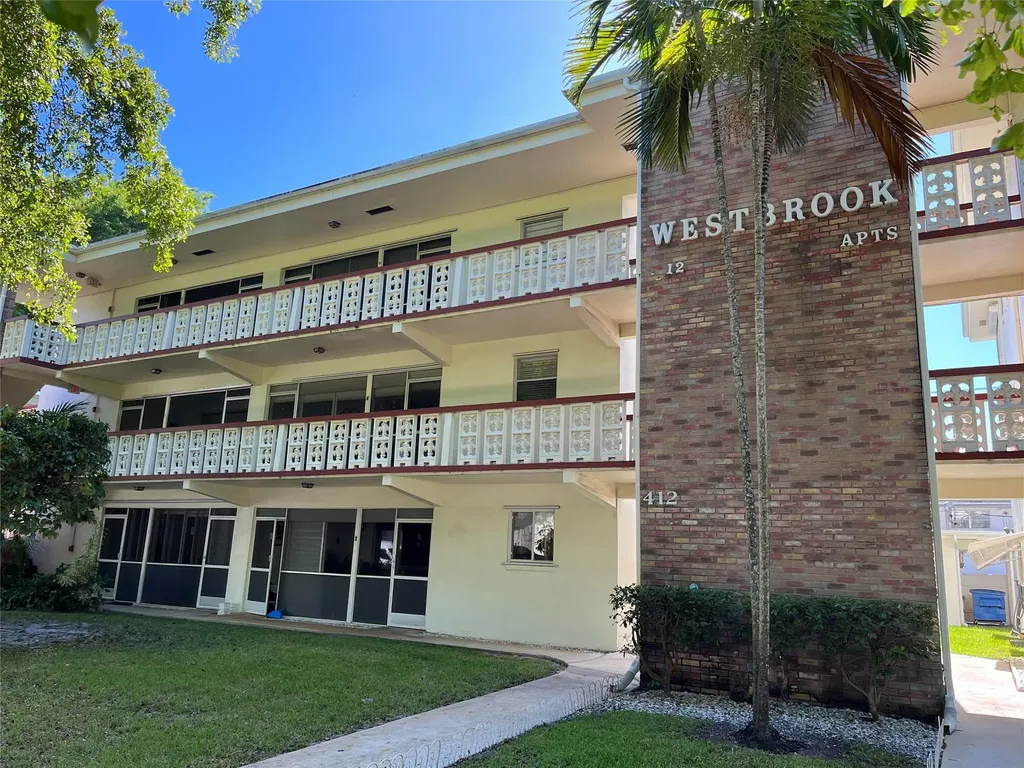 412 S Luna Court Hollywood FL 33021