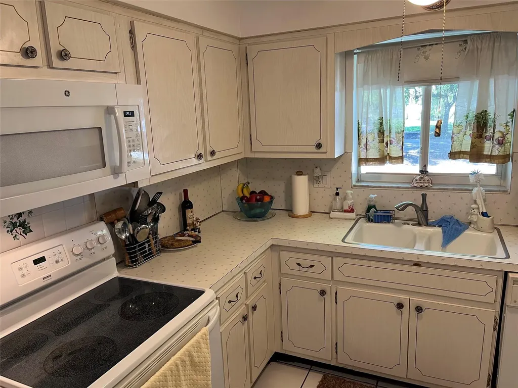 412 S Luna Court Hollywood FL 33021