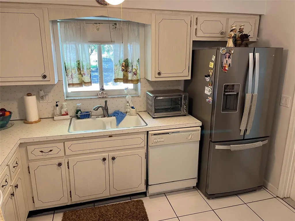 412 S Luna Court Hollywood FL 33021