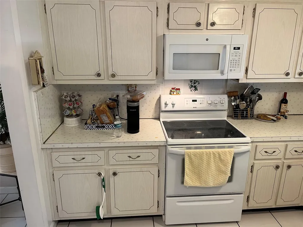 412 S Luna Court Hollywood FL 33021