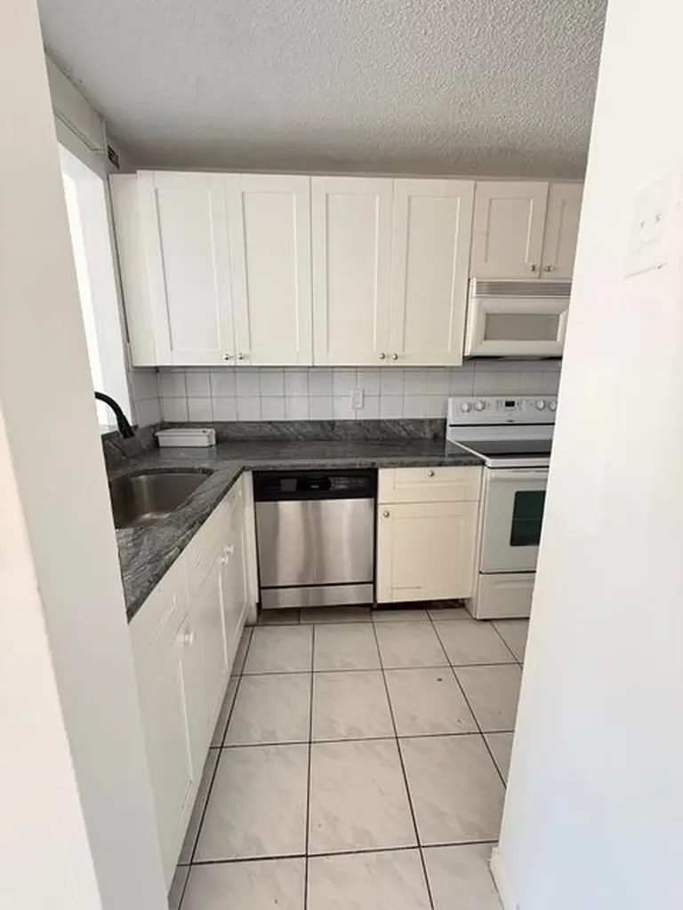 1003 Twin Lakes Drive Coral Springs FL 33071
