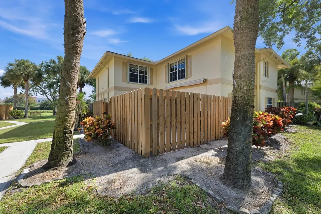 2924 SW 22nd Circle Delray Beach FL 33445