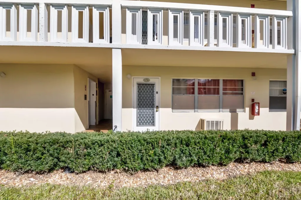 176 Dorset E Boca Raton FL 33434