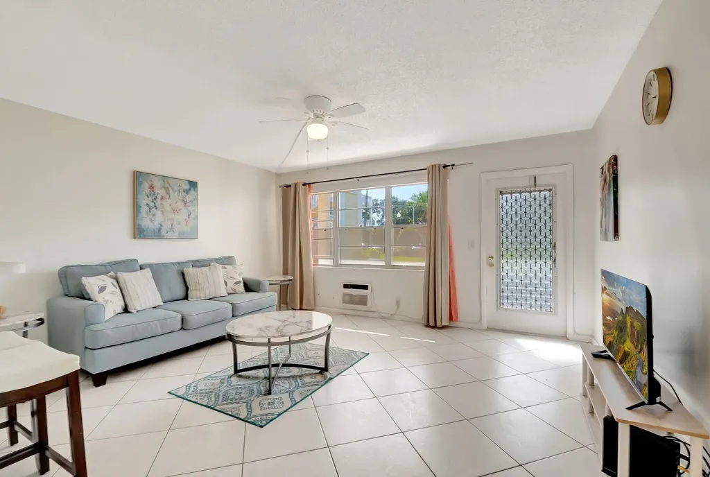176 Dorset E Boca Raton FL 33434