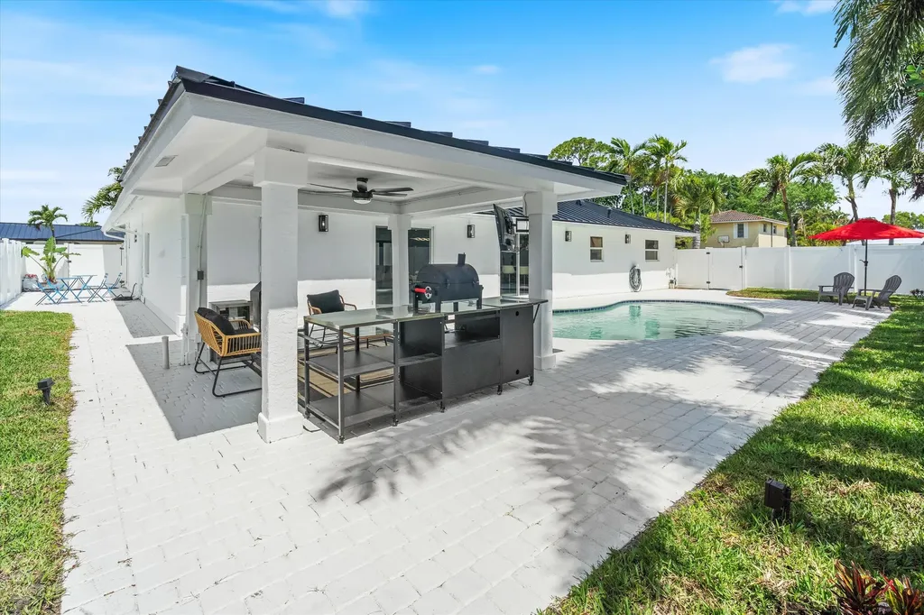 22100 Serenata Circle W Boca Raton FL 33433
