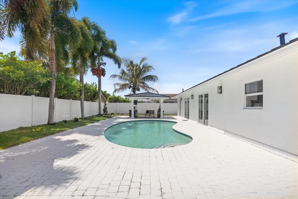 22100 Serenata Circle W Boca Raton FL 33433