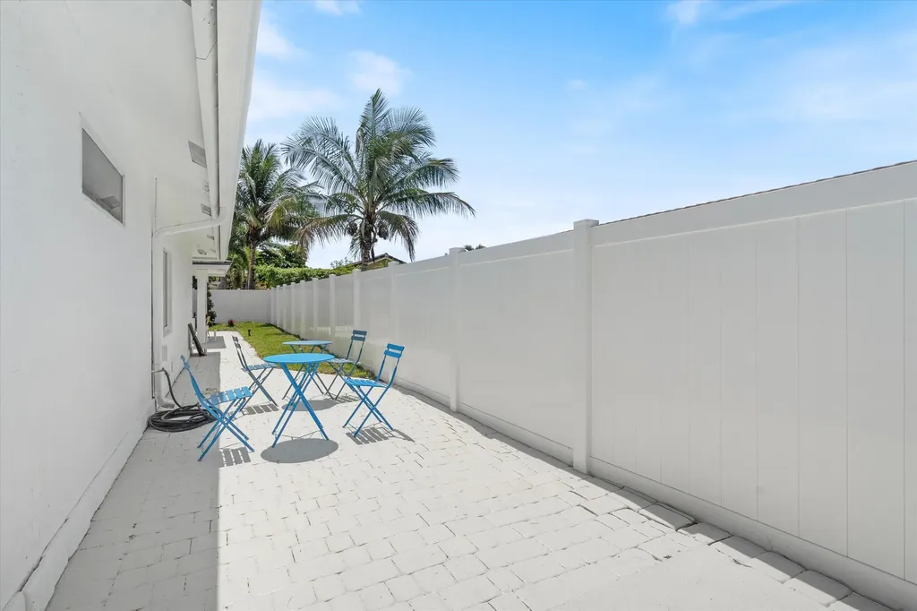 22100 Serenata Circle W Boca Raton FL 33433
