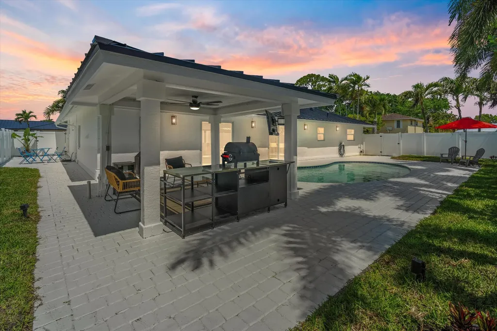 22100 Serenata Circle W Boca Raton FL 33433