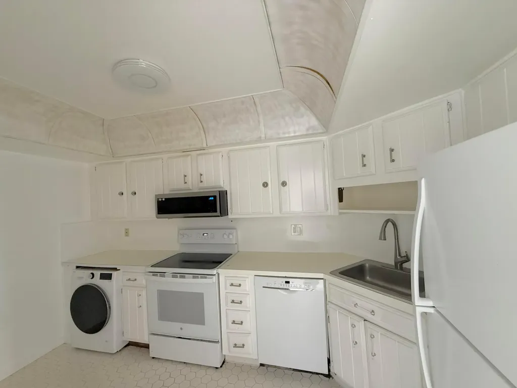 2000 Presidential Way West Palm Beach FL 33401