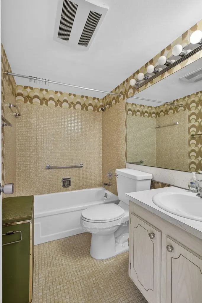 225 Bedford I West Palm Beach FL 33417