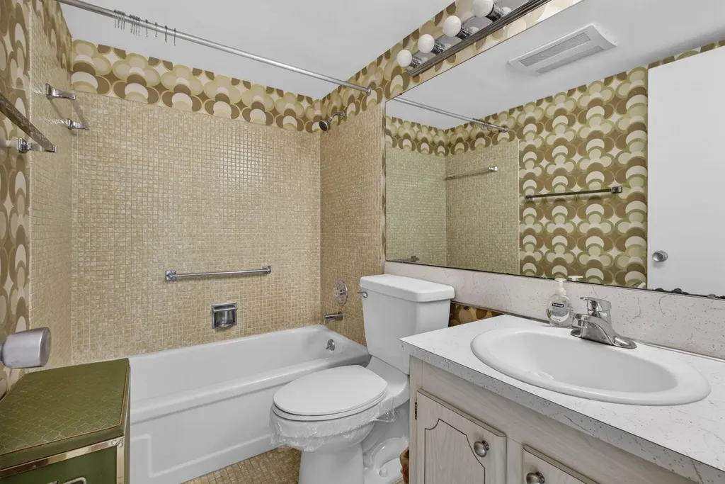 225 Bedford I West Palm Beach FL 33417