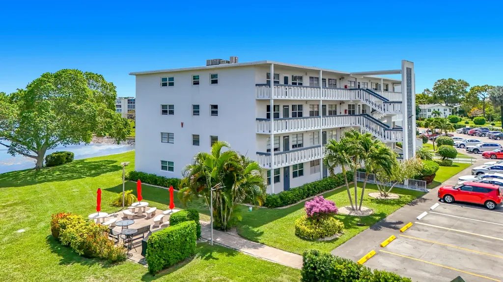 2114 Oakridge V Deerfield Beach FL 33442